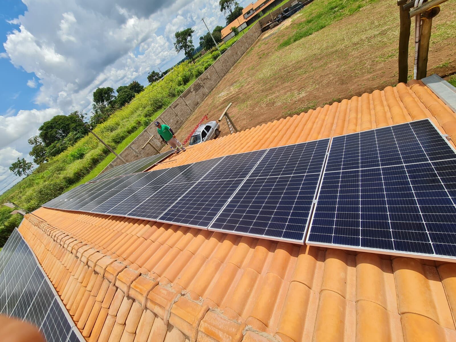Sistema de energia solar instalado em telhado residencial pela Lourenço Elétrica